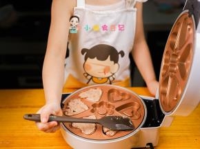锅里小火放一点点油加入肉泥压成饼，煎至两面金黄