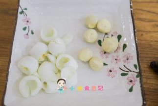 煮熟以后加冷水敲碎皮然后一点点剥壳，剥出蛋黄备用
