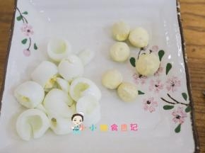 煮熟以后加冷水敲碎皮然后一点点剥壳，剥出蛋黄备用