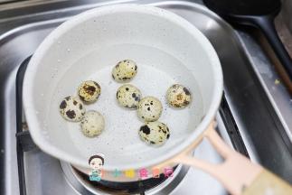 冷水加鹌鹑蛋煮熟备用
