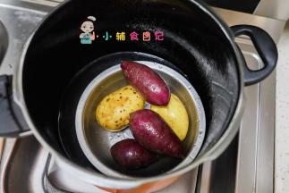 紫薯跟土豆放在高压锅蒸熟，如果没有高压锅可以去皮切片包上保鲜膜锅里蒸熟即可，千万不要让水进去，一定要盖保鲜膜