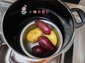 紫薯跟土豆放在高压锅蒸熟，如果没有高压锅可以去皮切片包上保鲜膜锅里蒸熟即可，千万不要让水进去，一定要盖保鲜膜