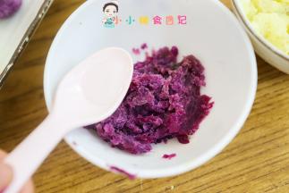 紫薯有点干我加了4g水，压成细腻的泥，千万不要加太多水会不成形，土豆泥115g+3个水压成细腻的泥备用