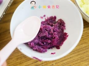 紫薯有点干我加了4g水，压成细腻的泥，千万不要加太多水会不成形，土豆泥115g+3个水压成细腻的泥备用