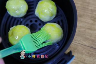 全部做好后用蛋黄涂在表面表面放一点芝麻