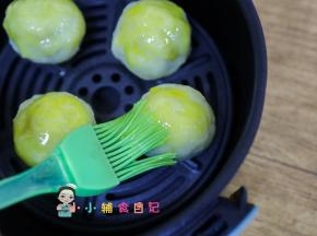 全部做好后用蛋黄涂在表面表面放一点芝麻