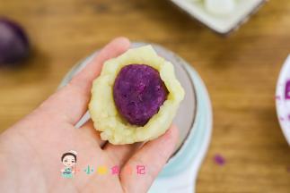 土豆包住紫薯蛋黄馅