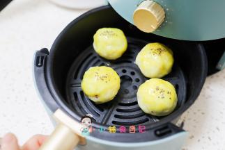 空气炸锅或者烤箱175度8-10分钟有点上色即可