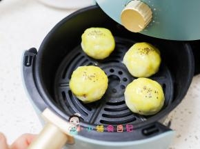 空气炸锅或者烤箱175度8-10分钟有点上色即可