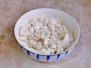 面粉中加入开水搅拌城絮状。（水量可以灵活运用，不同面粉吸水性不同）