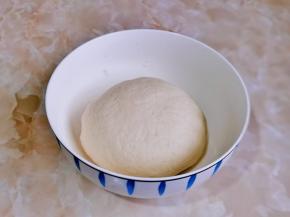 揉成光滑的面团。