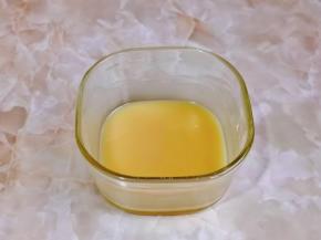 油酥：面粉与食用油一比一的比例调成油酥。