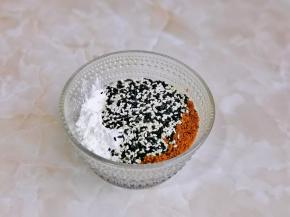 红糖馅：面粉，红糖，熟芝麻混合搅拌均匀即可。