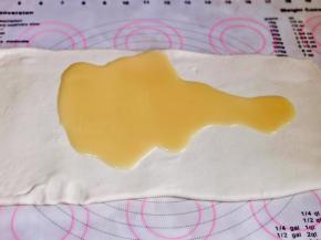 将面团擀成长方形，再倒入油酥。