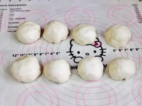 再切开分成等份的小面团，两头捏紧揉圆。