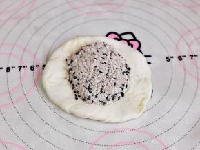 取一块面团，擀面杖擀圆饼，放上红糖馅，如包子手法捏紧。