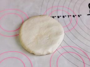 再擀成圆饼，依次做完。