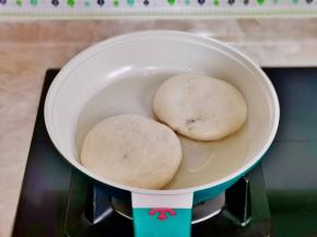 锅中刷油，放上饼胚，小火烙饼。