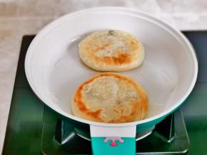 烙至两面金黄，熟了即可。