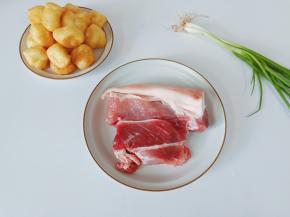 准备猪肉与油豆腐。