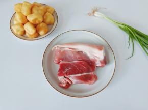 准备猪肉与油豆腐。