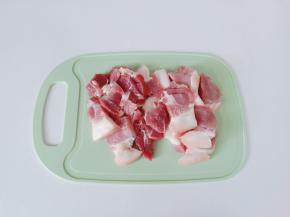 猪肉用温水清洗表面。