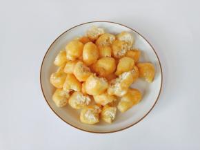 油豆腐用手撕开容易入味。