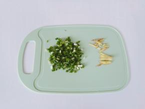 葱，生姜分别切好备用。