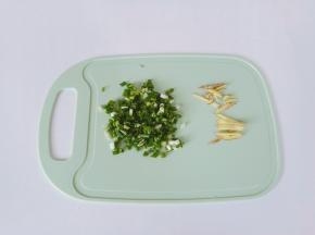 葱，生姜分别切好备用。