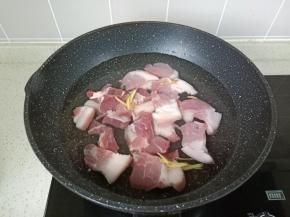 猪肉冷水下锅焯水加生姜丝。