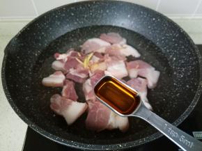 加两勺料酒去腥。