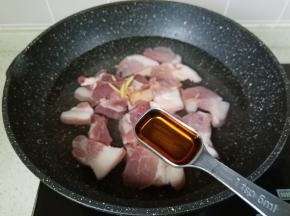 加两勺料酒去腥。