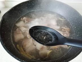 开大火焯水，撇去表面浮沫，捞出清洗干净猪肉表面的浮沫，控干水分。