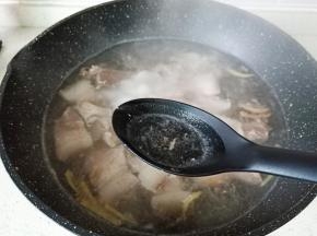 开大火焯水，撇去表面浮沫，捞出清洗干净猪肉表面的浮沫，控干水分。