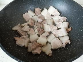 热锅凉油，放五花肉煎出油脂。