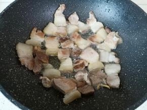 煎到猪肉两面微黄，油脂渗出。