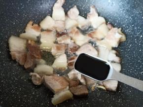 加老抽两勺上色。