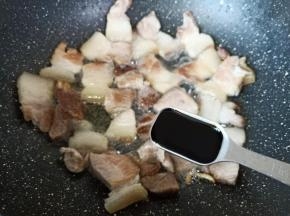 加老抽两勺上色。