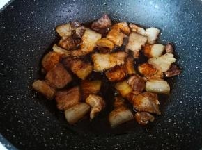 加上蚝油提鲜，加一勺盐。