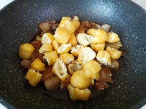 放入油豆腐。