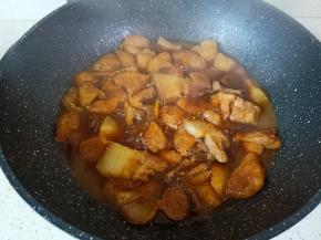 加入适量的开水，开大火煮开转中小火炖煮。