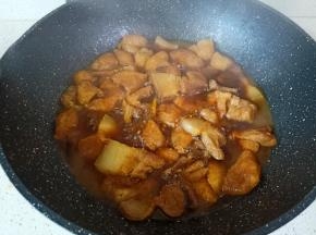 加入适量的开水，开大火煮开转中小火炖煮。