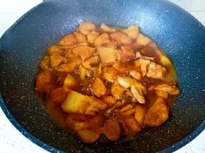 煮到油豆腐吸收汤汁，开大火收汁。