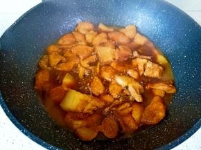 煮到油豆腐吸收汤汁，开大火收汁。