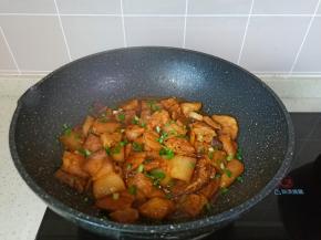 出锅前撒一点葱花。