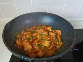 出锅前撒一点葱花。