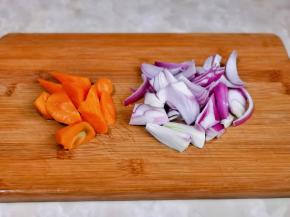 洋葱胡萝卜去皮切菱形块。