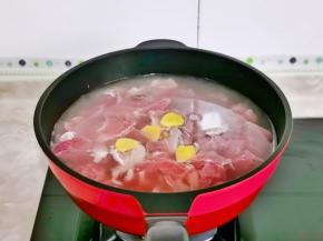 切好的牛肉冷水下锅，加入姜片，白酒大火烧开。