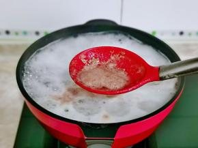 撇出泡沫，煮2-3分钟捞出用温水冲洗干净。