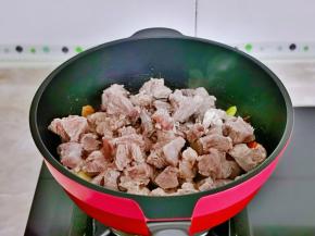 再加入焯水的牛肉。